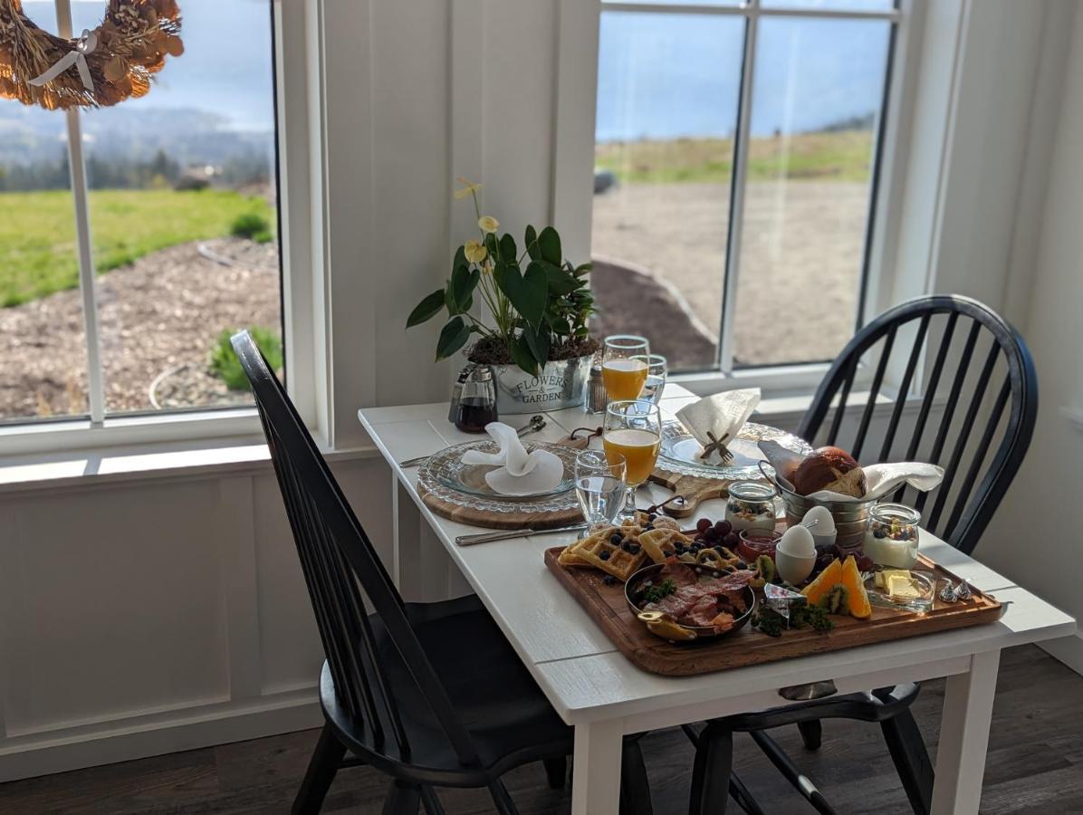 Autumn Lane B&B, Farmhouse Elegance & Stunning Lakeviews West Kelowna Eksteriør bilde