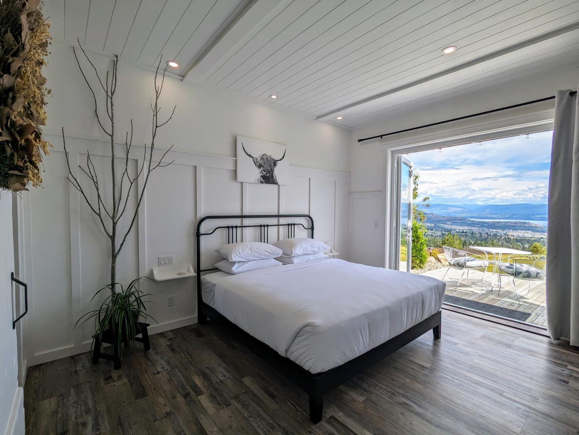 Autumn Lane B&B, Farmhouse Elegance & Stunning Lakeviews West Kelowna Eksteriør bilde