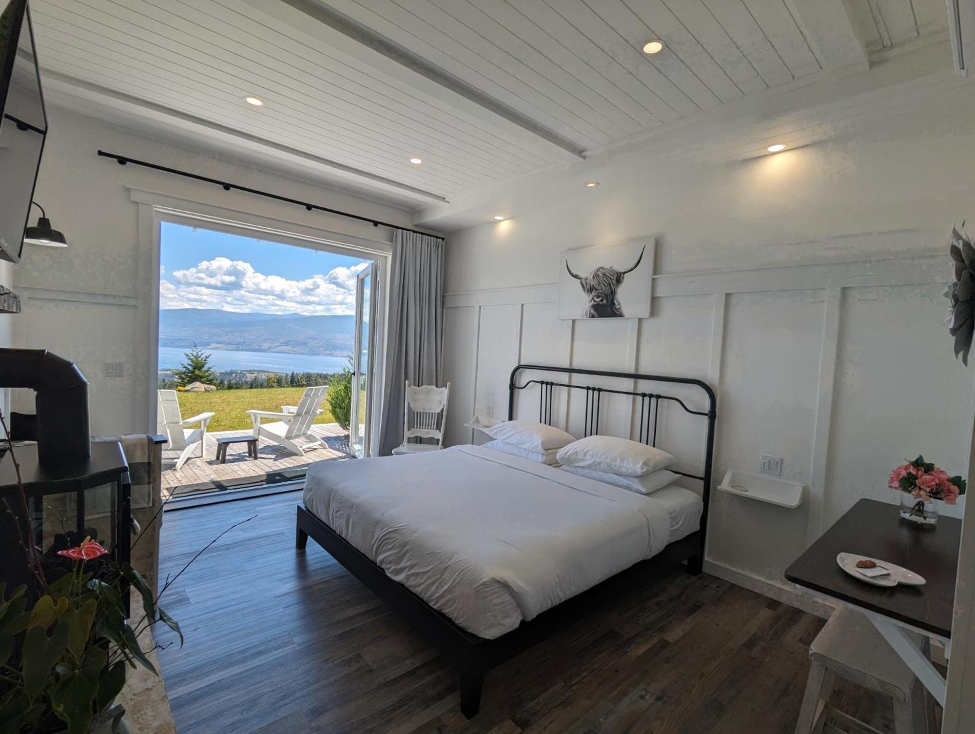 Autumn Lane B&B, Farmhouse Elegance & Stunning Lakeviews West Kelowna Eksteriør bilde