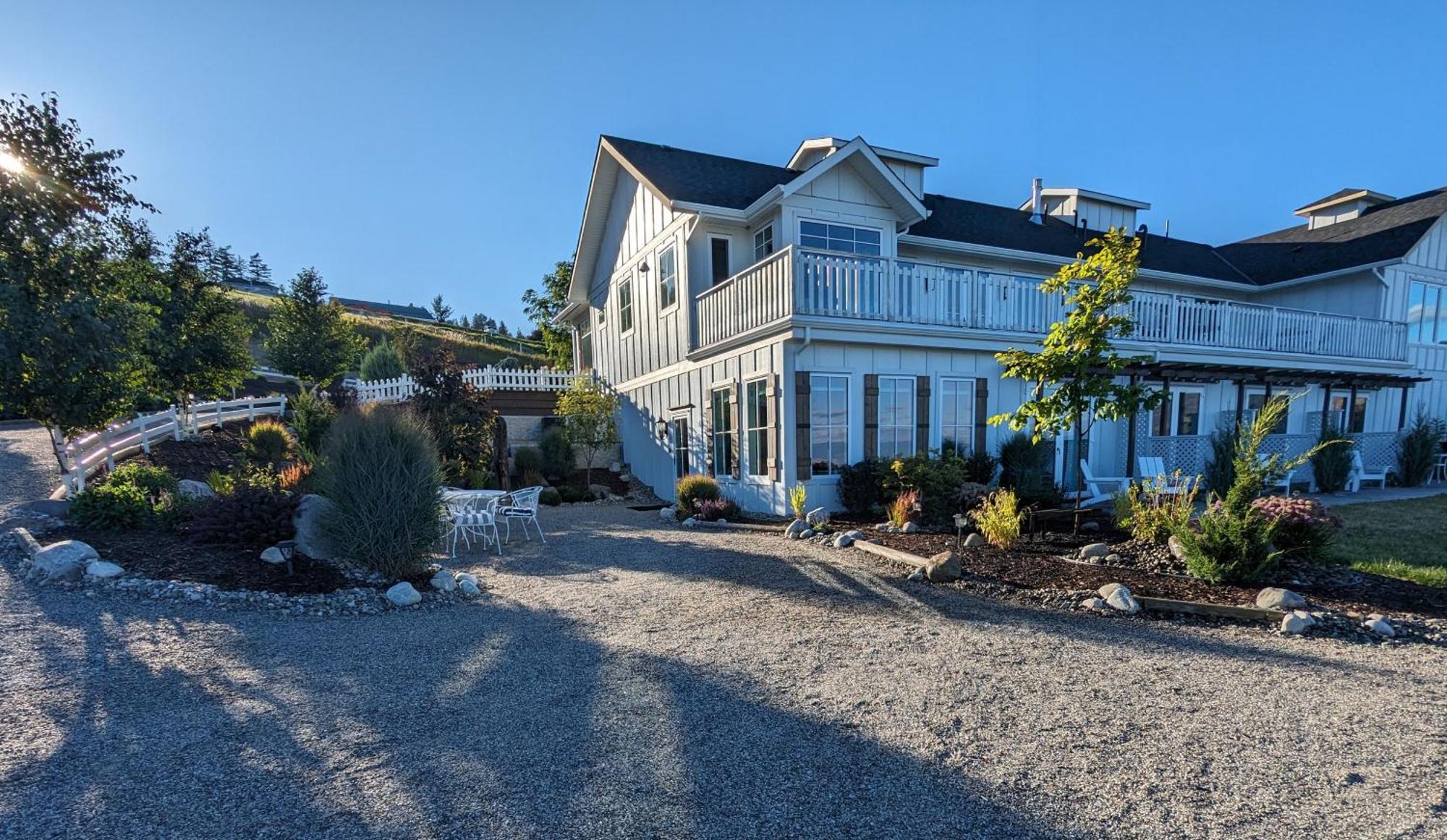 Autumn Lane B&B, Farmhouse Elegance & Stunning Lakeviews West Kelowna Eksteriør bilde