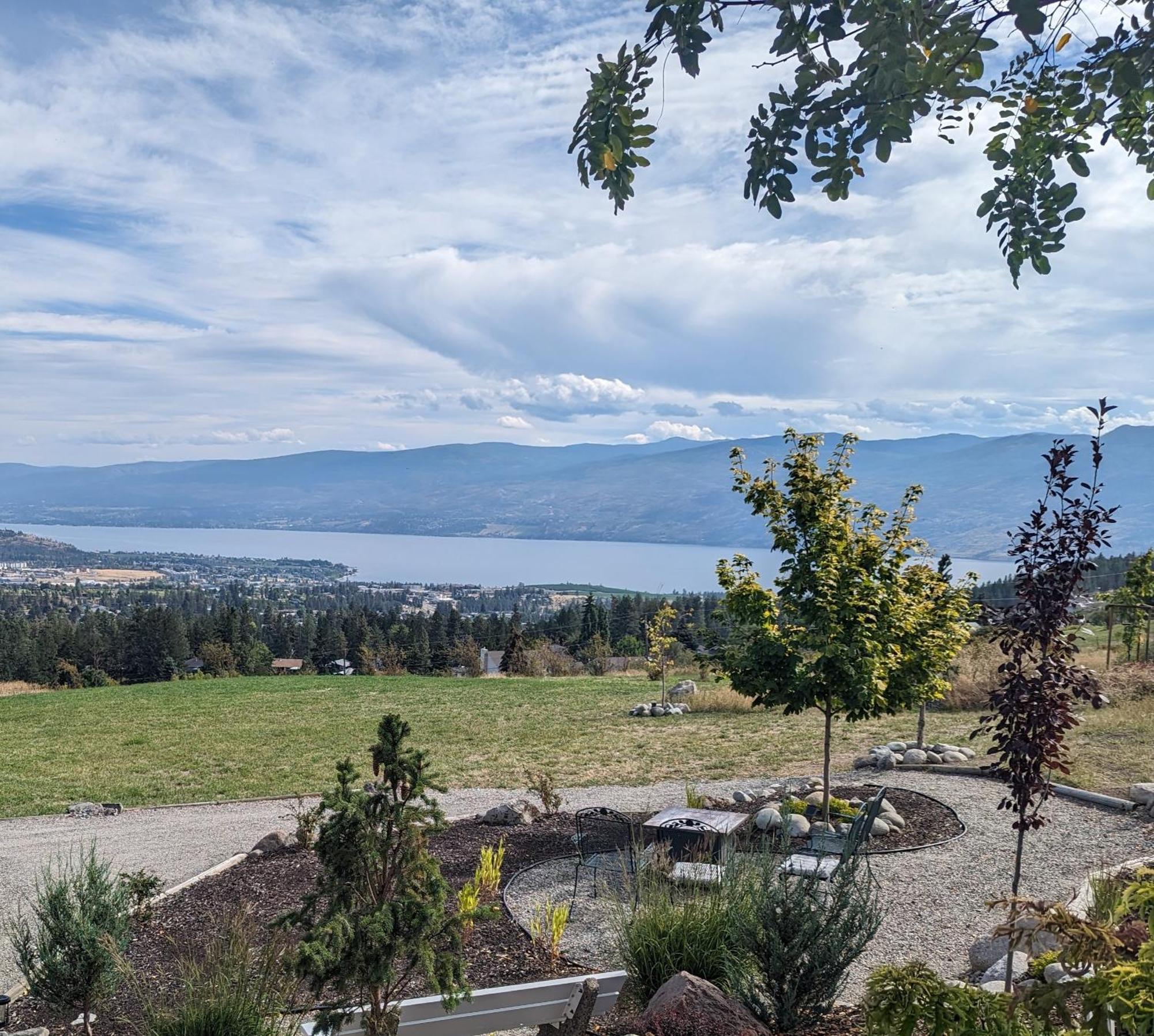 Autumn Lane B&B, Farmhouse Elegance & Stunning Lakeviews West Kelowna Eksteriør bilde